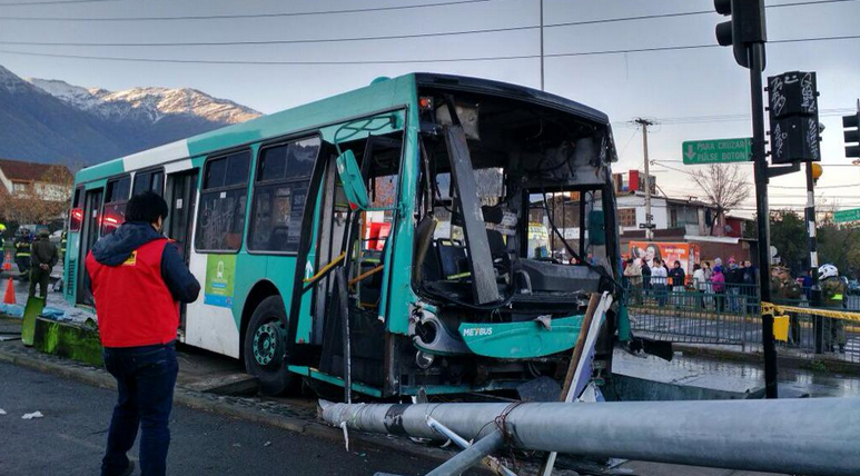 Bus del Transantiago impactó a paradero en Peñalolén