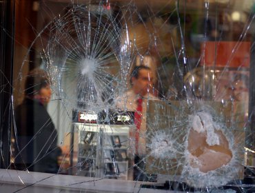 Roban joyas de fantasía desde vitrina de local en Vitacura