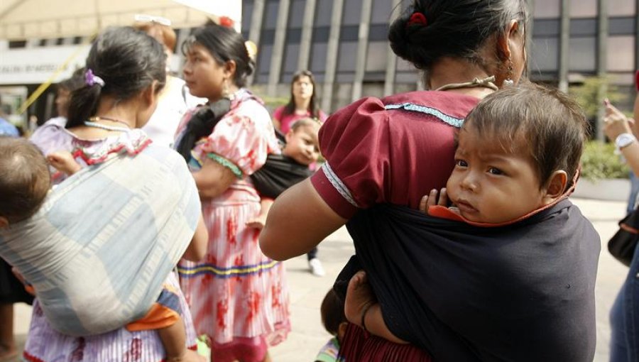 Unas 300 colombianas se unen a movimiento promueve lactancia materna pública