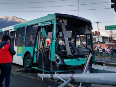 Bus del Transantiago impactó a paradero en Peñalolén