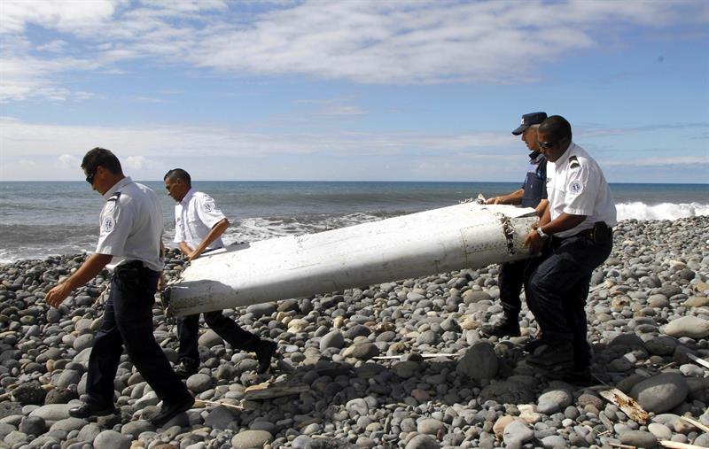 París recibe el fragmento de avión para analizar su procedencia