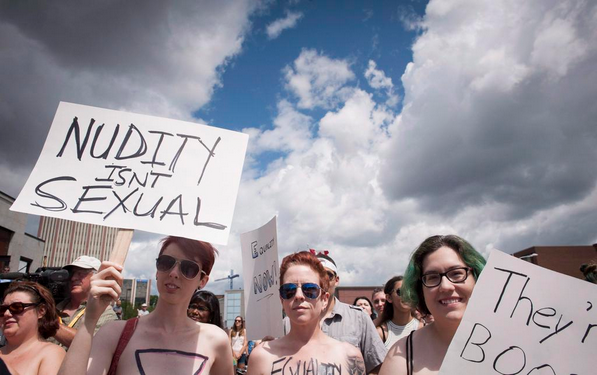 Manifestación en Canadá por el derecho de las mujeres a pasear en topless