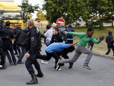 Cameron y Hollande acuerdan abordar la inmigración ilegal en el puerto francés de Calais