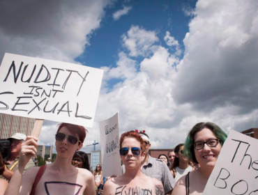 Manifestación en Canadá por el derecho de las mujeres a pasear en topless