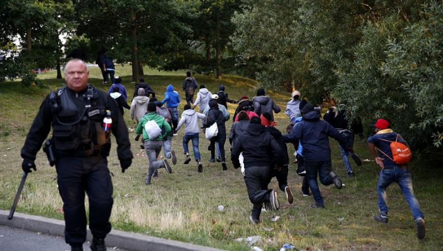 La oposición británica pide que Francia indemnice por el caos en Calais