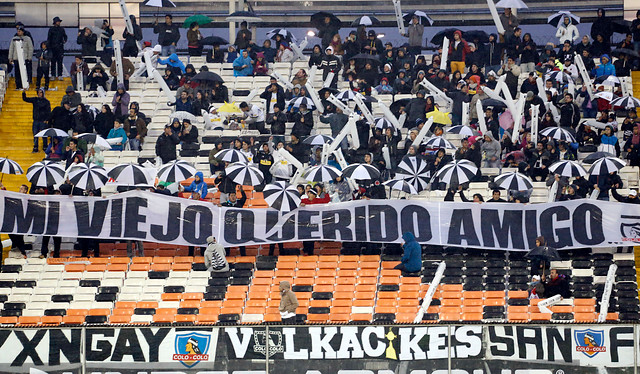 Hincha en estado grave tras dura caída en partido Ñublense-Colo Colo