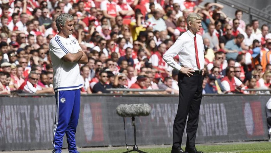 José Mourinho lanza medalla al público tras perder final ante Arsenal