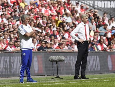 José Mourinho lanza medalla al público tras perder final ante Arsenal