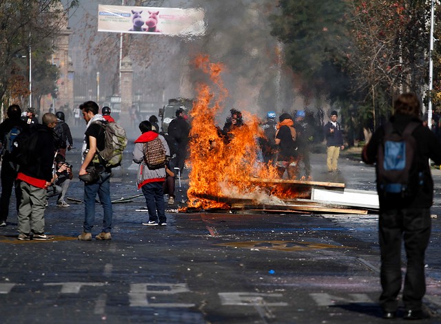 Desconocidos levantan barricadas en varios puntos de Santiago