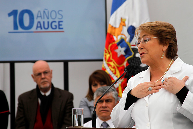 Cadem: Aprobación de Bachelet se mantiene a la baja en 26%