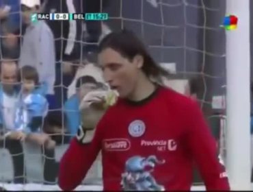 Video: Arquero hambriento se come hamburguesa que arrojan a la cancha