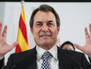 Mas convoca elecciones con un decreto ordinario, pero "diferente en el fondo"