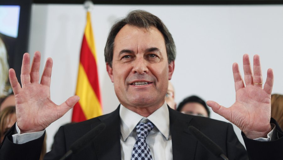 Mas convoca elecciones con un decreto ordinario, pero "diferente en el fondo"