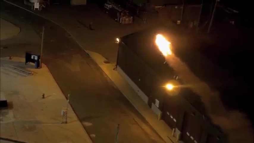 Video: Recrean la antorcha humana de los “4 Fantásticos” con drones