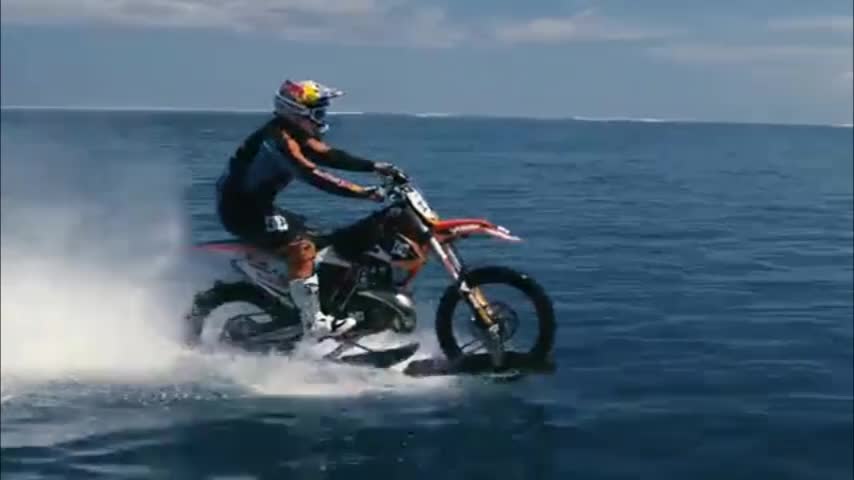 Video: Este motociclista lleva el surf a otro nivel