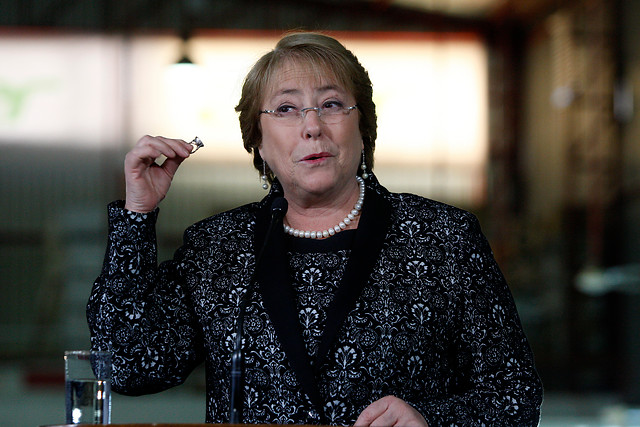 Bachelet y anillo de la suerte que le regaló Margot Loyola: "No siempre resulta"