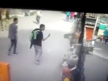 Video: Miren lo que le pasó a este joven por mostrarle el dedo a un mono