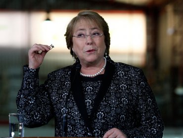 Bachelet y anillo de la suerte que le regaló Margot Loyola: "No siempre resulta"