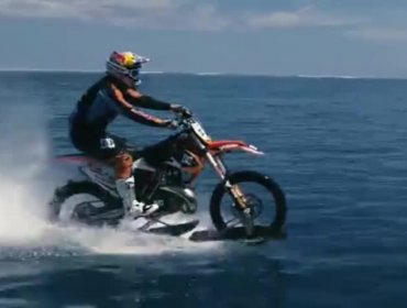 Video: Este motociclista lleva el surf a otro nivel