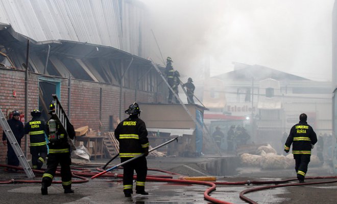 Incendio que afectó a fábrica de muebles en La Reina es pérdida total