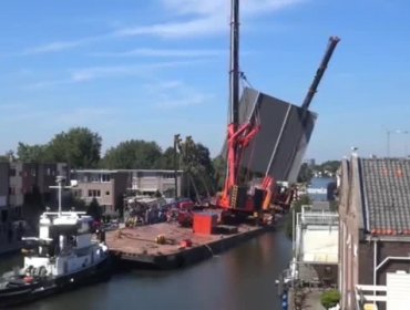 Video: Caída de dos grúas gigantescas destruyen casas y dejan al menos 20 heridos