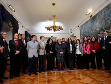 Bancada del PS y directiva expresaron su apoyo a Presidenta Bachelet