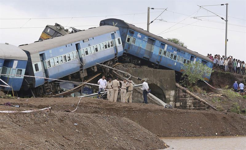 Dos siniestros de tren elevan a más de 200 los muertos por lluvias en India