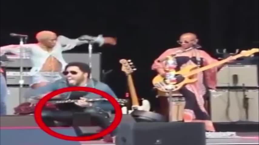 Video: Lenny Kravitz mostró más de la cuenta en pleno concierto