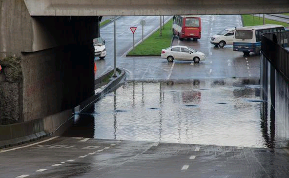 Osorno: Lluvias provocan nueva inundación en puente San Pedro