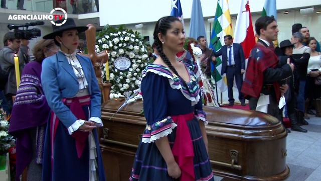 Video: Emotivo velatorio de Margot Loyola en el centro cultural de La Moneda.