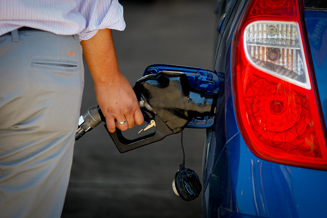 Suben las bencinas pero bajan el kerosene y el diesel