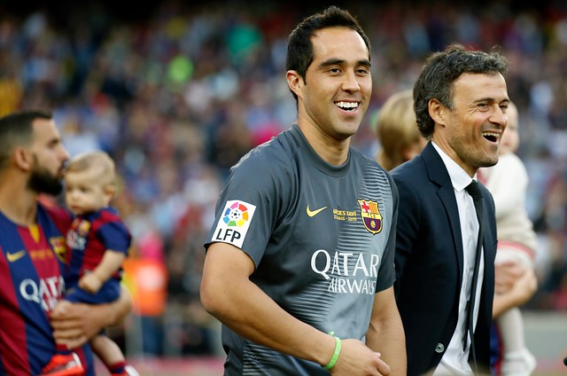 Claudio Bravo retornó a Barcelona para golear a Roma y ganar trofeo Joan Gamper