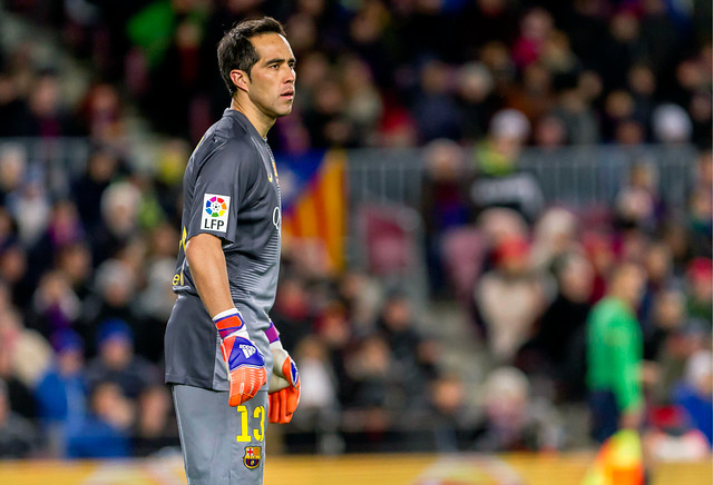 Claudio Bravo pasó con éxito la revisión médica en FC Barcelona