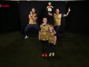 Video: Jugadores del Arsenal arruinan fotos de fanáticos en graciosa broma