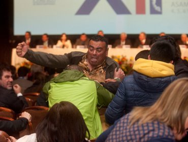 Impresentable: Concejales se trenzan a golpes en congreso de municipalidades