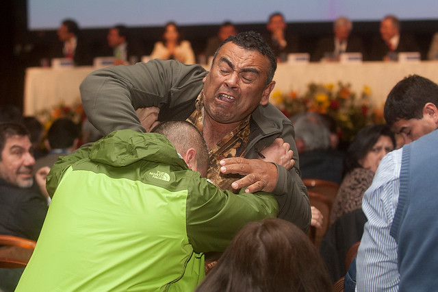 Video: Concejales se trenzan a golpes frente a una impactada presidenta Bachelet