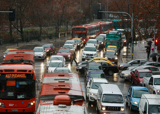 180 brigadas de Chilectra trabajan para reponer la electricidad en la capital