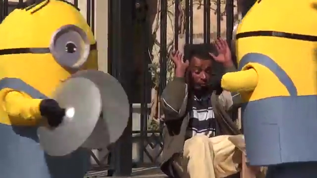 Video: Cuatro “Minions” locos atacan a transeúntes en las calles de Brasil