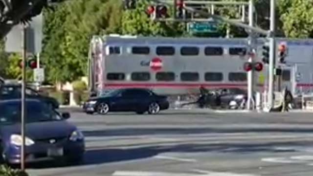 Video: Policía salva hombre a segundos de ser aplastado por el tren en Estados Unidos