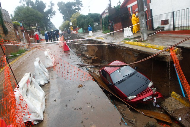 Megasocavón se tragó autos y postes en Horcón: Balneario está sin luz ni agua