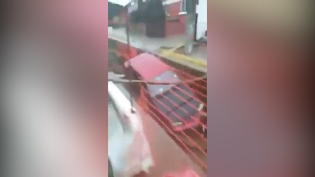 Video: Autos caen en gigantesco socavón provocado por las lluvias en Caleta Horcón