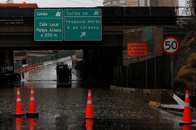 Reponen el tránsito en paso bajo nivel de Av. Kennedy con Américo Vespucio