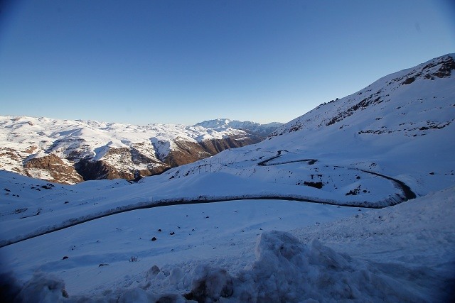 Turistas atrapados en la nieve son trasladados a centro de esquí por seguridad