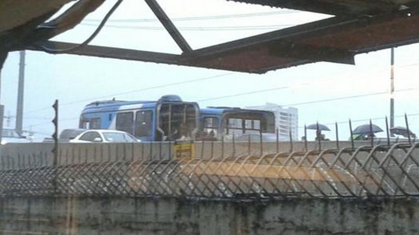 Bus del Transantiago se parte en dos tras volcar en Costanera Norte