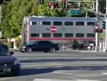 Video: Policía salva hombre a segundos de ser aplastado por el tren en Estados Unidos