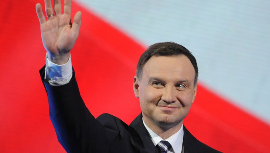 Toma posesión el nuevo presidente polaco, símbolo de la Polonia conservadora