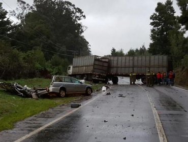 Fatal accidente entre camión y vehículo deja mujer fallecida en Ruta de la Madera