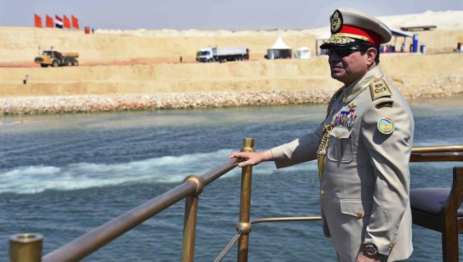 El presidente egipcio, Abdelfatah al Sisi, inaugura el nuevo canal de Suez