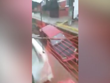 Video: Autos caen en gigantesco socavón provocado por las lluvias en Caleta Horcón