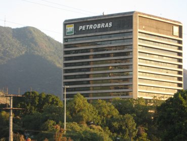 Deuda fiscal, caída del petróleo y devaluación agravan crisis de Petrobras